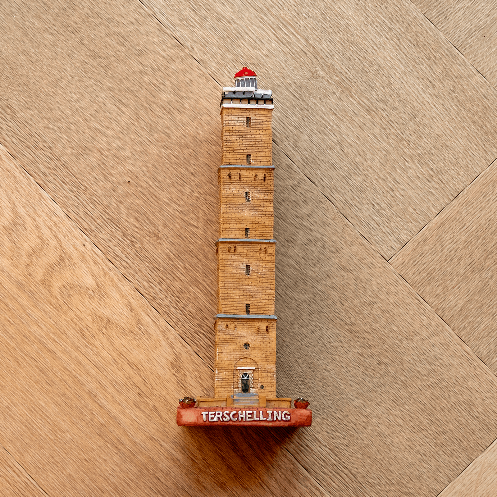 Een standbeeld van de Brandaris op Terschelling